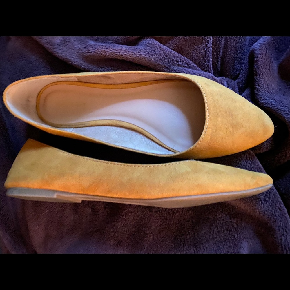 Women’s size 9 yellow flats